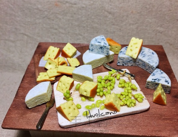上个月出国玩了两转，吃得最不惯的应该算各种奶酪了吧😂这次回来就用软陶做三种奶酪🧀️玩玩，也是给SCS女神交作业吧😘分别是蓝纹奶酪、瑞士奶酪和白霉奶酪🧀️听说蓝纹奶酪很像臭豆腐……🙈🌕🌖🌗🌘🌑🌒🌓🌔🌚 第6张