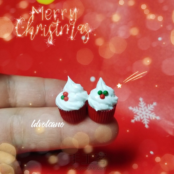 喜欢圣诞节的花花绿绿热热闹闹😘😘😘🎄🎄🎄祝宝宝们节日快乐🎉吃好喝好😘看个简单的软陶杯子蛋糕翻糖蛋糕教程解解闷吧😘别忘了点赞哦😘😘😘MerryChristmas！🎄🎄🎄🎉🎉🎉 第7张