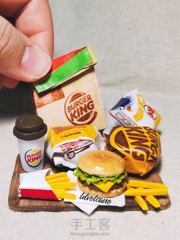 每年都要做的汉堡🍔今年微缩的是Burger King的小场景😜希望新年每天都能吃好都能吃“堡”😝

新年快乐❤️我的各位小心肝儿～😘爱你们😍谢谢你们的每一次陪伴☺️ 第8张