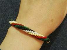 七色彩虹系列～～五行颜色手绳(金——白色、金色，木——绿色、青色，水——黑色、蓝，灰，火——红色、紫色，土——黄色、咖啡色)

接下来要开始玩包石头了，在玩编绳前一直在绕线坑晃悠着，买买买……如今好多小伙伴还在绕线坑坚持着，而且进步飞快……我已追不上她们

七色彩虹手绳教程已发