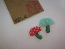 热熔胶做的!
嗯嗯~网上学来的,挺好玩的,可以做发饰贴片
还可以做很多东西
热熔胶除了粘合外还可以做好多好玩的
中间樱桃发夹教程已发