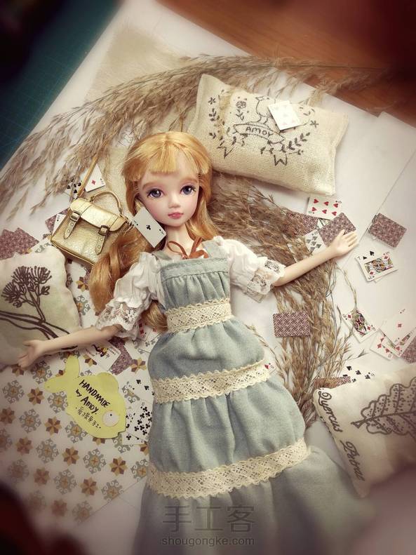 #可儿#最近做的一些东西，一个包，书架和扑克牌....想搞个娃屋让孩子们打八十分(噗)。包教程已发可戳。我还是戒不掉做包包啊！我娃缺的是鞋啊其实...