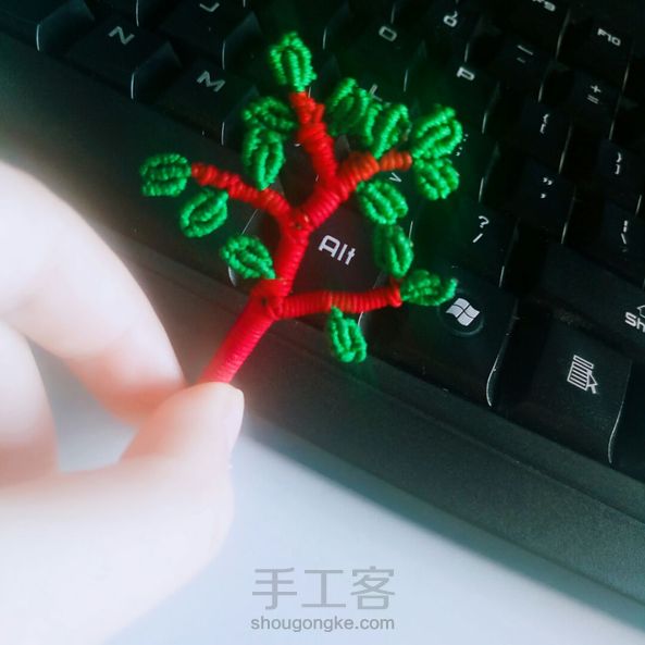 没有黑褐色线，红线将就一下。只能远看哈哈