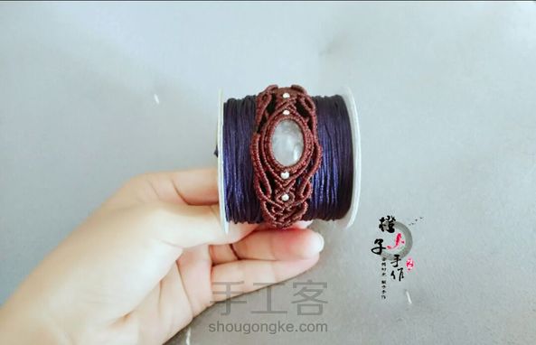 念致
第一次编雀头结缠绕手链
本色深咖啡  最后一张晚上拍的   有点失色😂