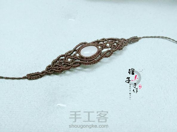 念致
第一次编雀头结缠绕手链
本色深咖啡  最后一张晚上拍的   有点失色😂 第5张
