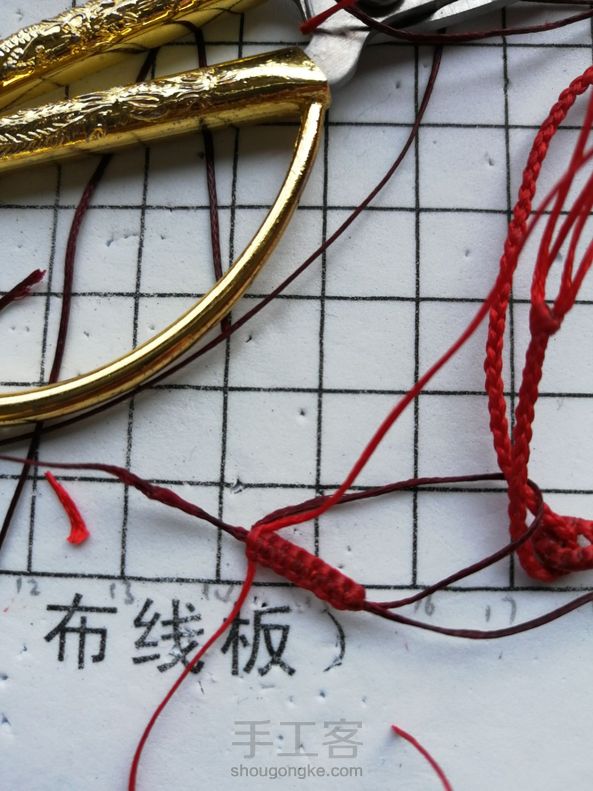 谢谢大仙的教程！
谢谢冰河大叔教我做尾扣！
记录一下第一次做这样的尾扣！
第一圈拉太紧，用牙咬都咬不动，哈哈哈！剪了，重做！
整条手链拆了好多遍，线都炸毛了，但还是做出来了！开心！ 第5张