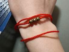 用妈妈的手腕维度做的，没有珠针和塑料板板，编的七歪八扭的，考完试再重做一遍。