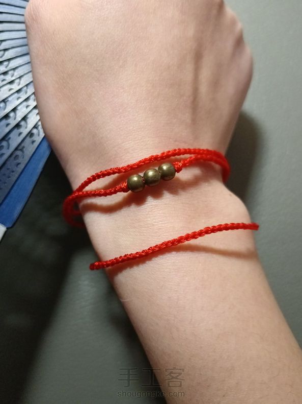 用妈妈的手腕维度做的，没有珠针和塑料板板，编的七歪八扭的，考完试再重做一遍。