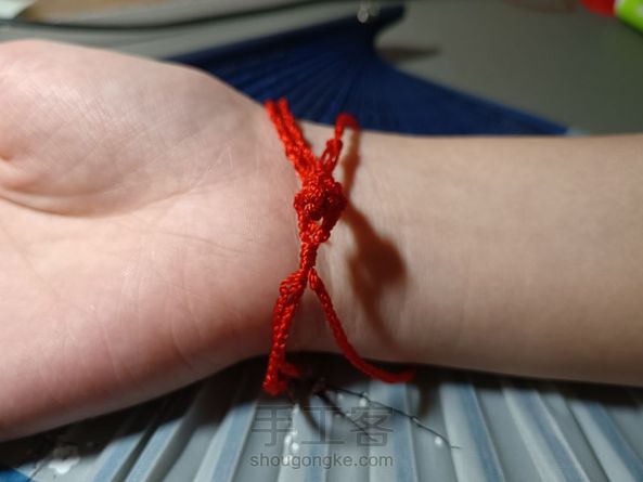 用妈妈的手腕维度做的，没有珠针和塑料板板，编的七歪八扭的，考完试再重做一遍。 第1张