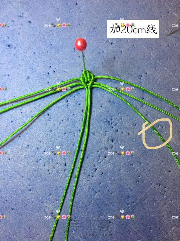 简要的记录一下编法备查，看详细的请点开下方老师原教程。
用线量：40cmx3/30cmx1/20cmx2
加线顺序，40cm3根如图挂线，编完后加20cm，编完后，加30cm，编完后加20cm，中轴线反向编，继续做叶子，注意对称做。 第3张
