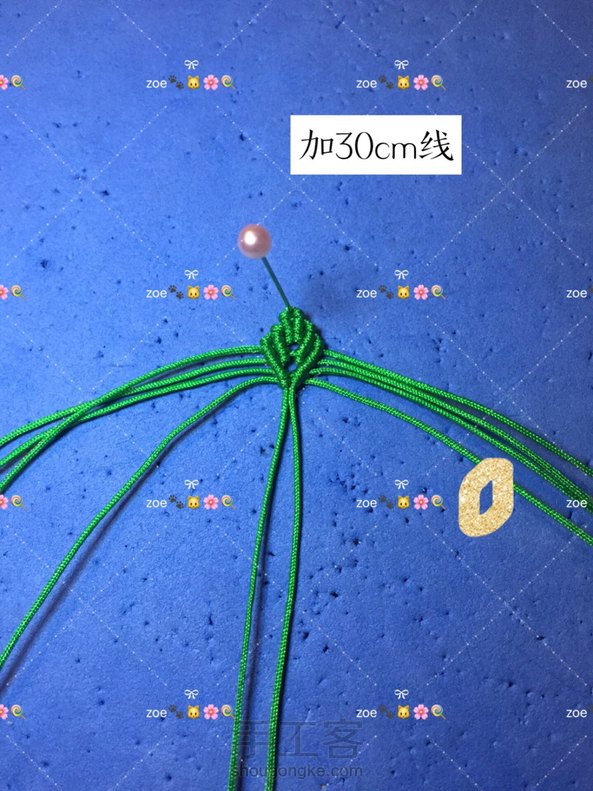 简要的记录一下编法备查，看详细的请点开下方老师原教程。
用线量：40cmx3/30cmx1/20cmx2
加线顺序，40cm3根如图挂线，编完后加20cm，编完后，加30cm，编完后加20cm，中轴线反向编，继续做叶子，注意对称做。 第4张