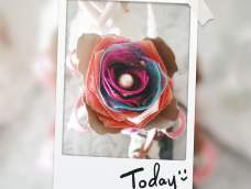 谢谢教程，用了变色纱和缎带搭配粘的花瓣。第一次做玫瑰花笔。