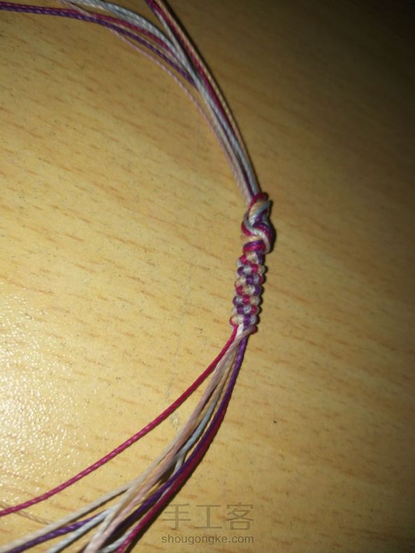 用了0.65的南美蜡线编这个轮回手绳，证明不合适啊，效果完全没出来，坐等材料包到货了……