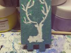 交作业,我使用的是雪糕棍,所以成品不大,俩面都画了(画画技术渣,表嫌弃)