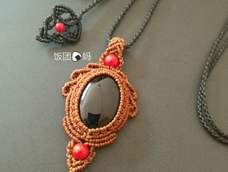 编出来美美哒😍谢谢欢乐布布的教程，做了小小的改动，而且方向反过来了😁尾扣学习了@秦韵轩天然水晶手作的教程，谢谢😊