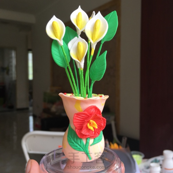 刚买来粘土，看着小菲做的马蹄莲，我也尝试做了一下，初学者第一次做，也尝试捏了个花盆🙈🙈
