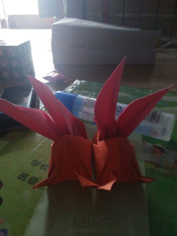 兔子耳朵和兔子鞋，兔子耳朵坐在兔子鞋里。