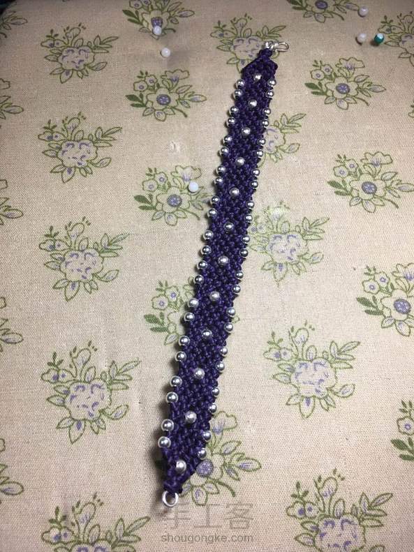 两个问题：一是平放时，手环会有扭转现象，我猜应该是手式松紧不一的缘故。二是编完才发现银珠的大小有不统一，这肯定是上次不小心银珠子混在一起的后遗症。