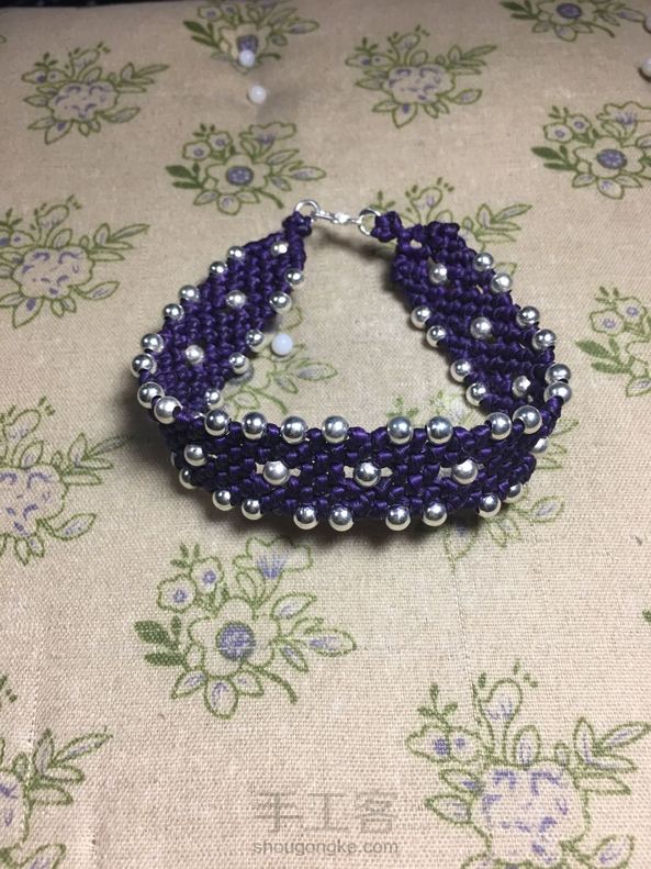 两个问题：一是平放时，手环会有扭转现象，我猜应该是手式松紧不一的缘故。二是编完才发现银珠的大小有不统一，这肯定是上次不小心银珠子混在一起的后遗症。 第1张