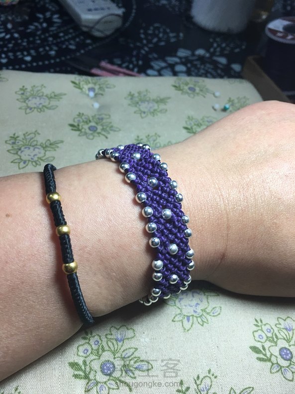 两个问题：一是平放时，手环会有扭转现象，我猜应该是手式松紧不一的缘故。二是编完才发现银珠的大小有不统一，这肯定是上次不小心银珠子混在一起的后遗症。 第2张