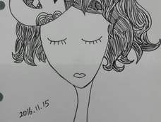 戴着笑脸面具的女孩