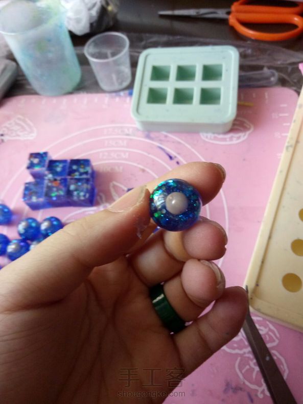 小蜡烛我的也放了珍珠闪粉闪片，可以效果完全和你的不一样，而且因为我分层倒胶还有看见层。 第1张