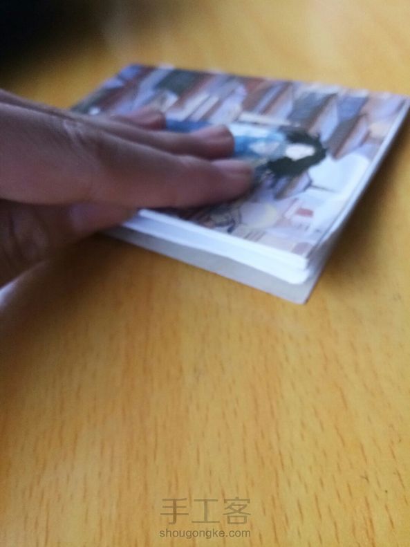 等风来的明信片，好看的不得了，爱不释手呢！！！（主要是明信片选的好，刚好正面女主，反面男主）但线有点缝歪了。。。