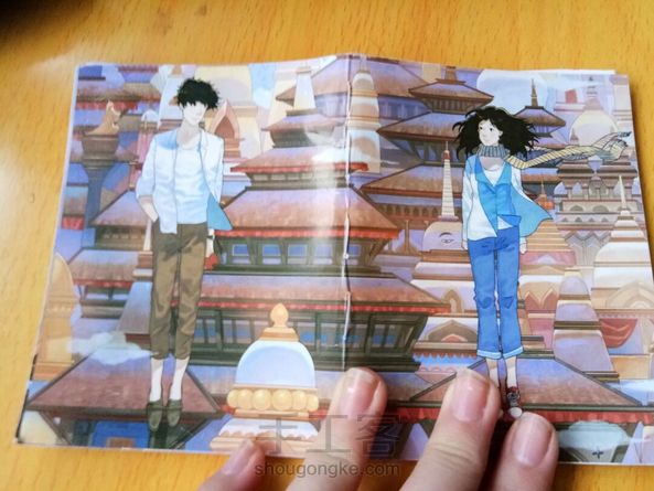 等风来的明信片，好看的不得了，爱不释手呢！！！（主要是明信片选的好，刚好正面女主，反面男主）但线有点缝歪了。。。 第1张