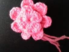 钩花花，只有粉色的毛线→_→给小女孩做花花发圈。