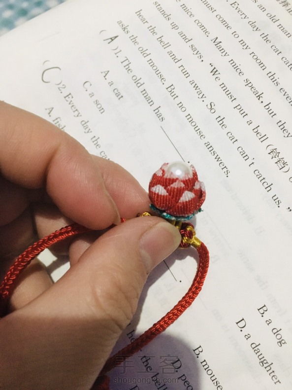 这个手绳上的小莲花就是按本教程裁剪红白双色三角丝的成品，小伙伴们可以看看效果 第1张