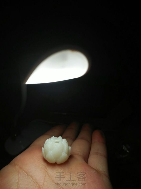 花了一天的时间看着两个教程图片边学习边刻 最后感觉还是有点差强人意 （只能安慰自己也许是没有配珠子绑绳的原因😂😂😂）   细节不会处理  希望大家多给点意见