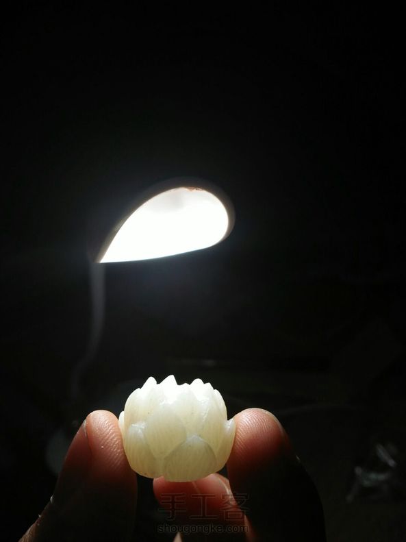 花了一天的时间看着两个教程图片边学习边刻 最后感觉还是有点差强人意 （只能安慰自己也许是没有配珠子绑绳的原因😂😂😂）   细节不会处理  希望大家多给点意见 第1张