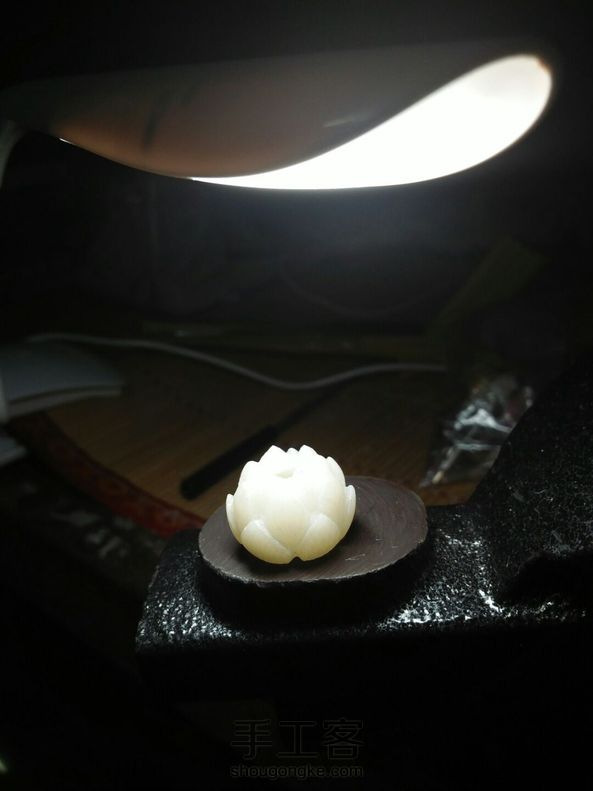 花了一天的时间看着两个教程图片边学习边刻 最后感觉还是有点差强人意 （只能安慰自己也许是没有配珠子绑绳的原因😂😂😂）   细节不会处理  希望大家多给点意见 第2张