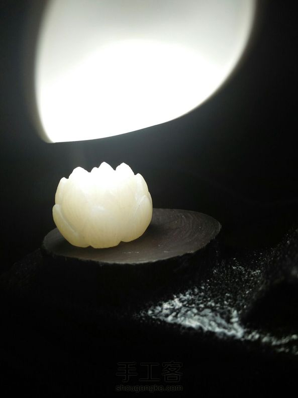 花了一天的时间看着两个教程图片边学习边刻 最后感觉还是有点差强人意 （只能安慰自己也许是没有配珠子绑绳的原因😂😂😂）   细节不会处理  希望大家多给点意见 第3张