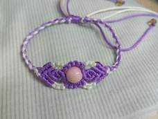 【学习作品——致力于消灭线头！】紫色60cm×2分别在20cm×2上做五个雀头结，另外两根20cm×2穿珠。再取白色30×4加线。