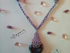 《紫绶》
出处： 明·吴承恩《西游记》第四回：“芙蓉冠，金碧辉煌。玉簪珠履，紫绶金章。”