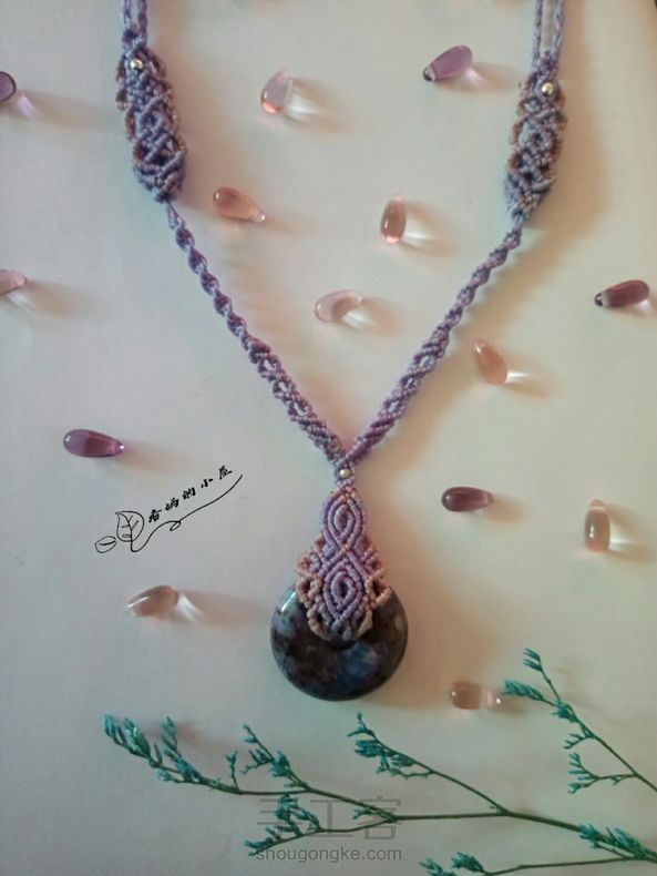 《紫绶》
出处： 明·吴承恩《西游记》第四回：“芙蓉冠，金碧辉煌。玉簪珠履，紫绶金章。”