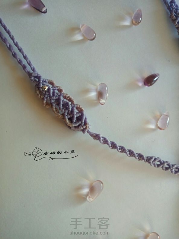 《紫绶》
出处： 明·吴承恩《西游记》第四回：“芙蓉冠，金碧辉煌。玉簪珠履，紫绶金章。” 第1张