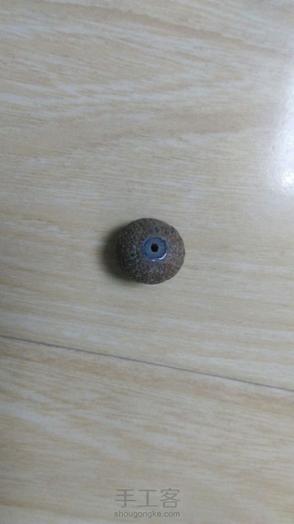 这是我第一次磨的菩提用的工具是手电钻、修圆器、0.2钻头一个没买固定轴就用钉子将就一下了，砂纸用80目粗磨，800目细磨1000目抛光，最后用牙膏打一下就可以了。 第4张