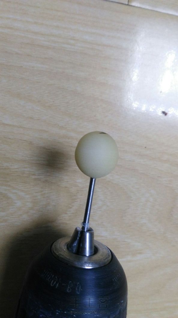 这是我第一次磨的菩提用的工具是手电钻、修圆器、0.2钻头一个没买固定轴就用钉子将就一下了，砂纸用80目粗磨，800目细磨1000目抛光，最后用牙膏打一下就可以了。 第7张