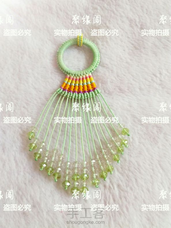 珠子太大了，穿进去不好看。就灵活的变通了下，机智的我(๑＞ڡ＜)☆就根据客户的水晶珠子改编成了小清新风格。顺带说下，没有圆圈的我把钥匙扣拆下来了。