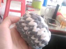 用可乐瓶做的编织器，10×20，用的冰岛线。成品毛绒绒的，很可爱