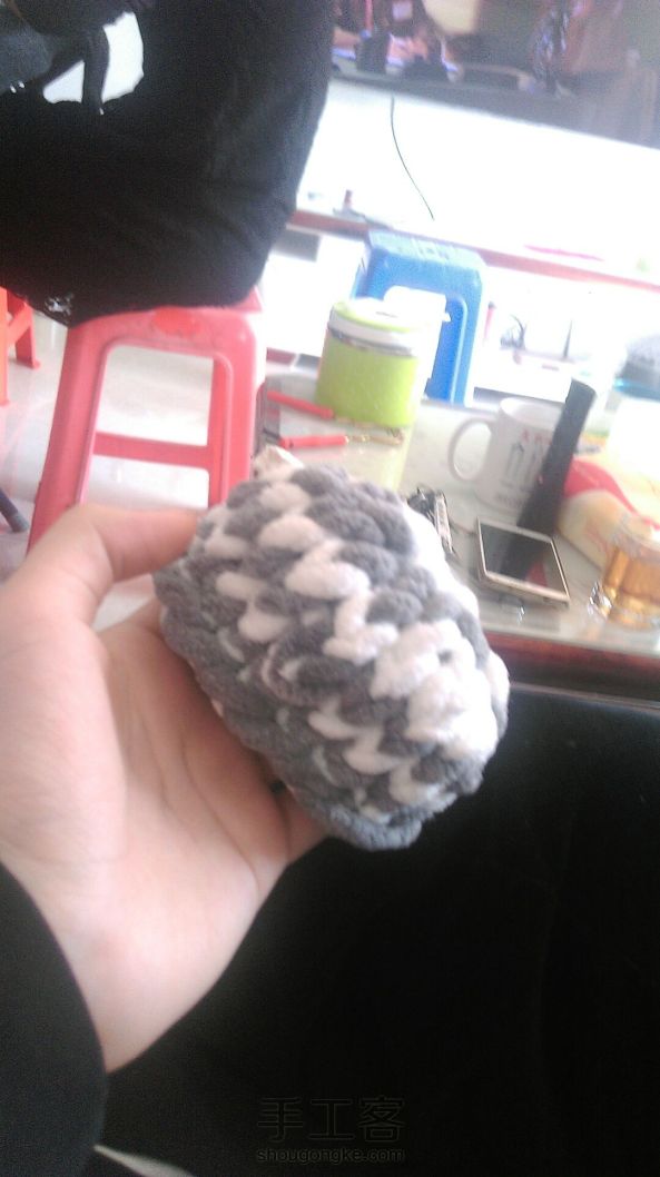 用可乐瓶做的编织器，10×20，用的冰岛线。成品毛绒绒的，很可爱
