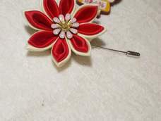 红色在这个季节很适合，简单的胸针我的爱。