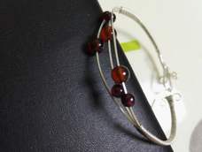 第一次绕线,因为超喜欢这个镯子。基本功一点没有,摸索着弄的,细节乱七八糟,搭扣处不会弯,弄的特失败,哈哈