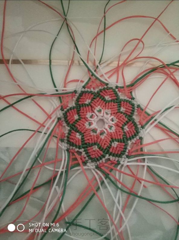 橙色，拍出来成红色了，实物比图片更好看些，中间的圈感觉没弄好