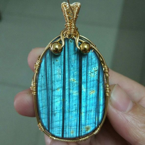 石头本是不规则形状的，绕后感觉好看多了。