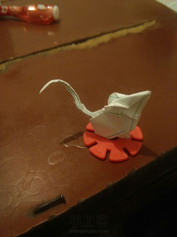 用雪花片和硬币来比较一下。