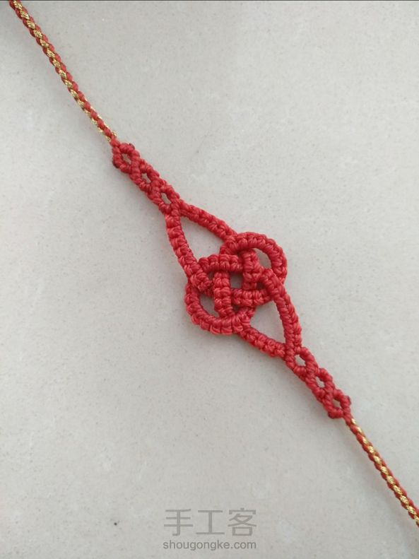 因为线的长短有点问题，不够的部分加了金线做四股辫。