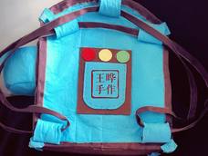 来交作业喽🤗
提前给宝贝外甥小七做的六一儿童节礼物🎁
手工不织布背包🎒
第一次做不织布的背包
先模仿再创作吧😋
有些小粗糙
不过也是自己用心的礼物🎁
小七很喜欢❤️